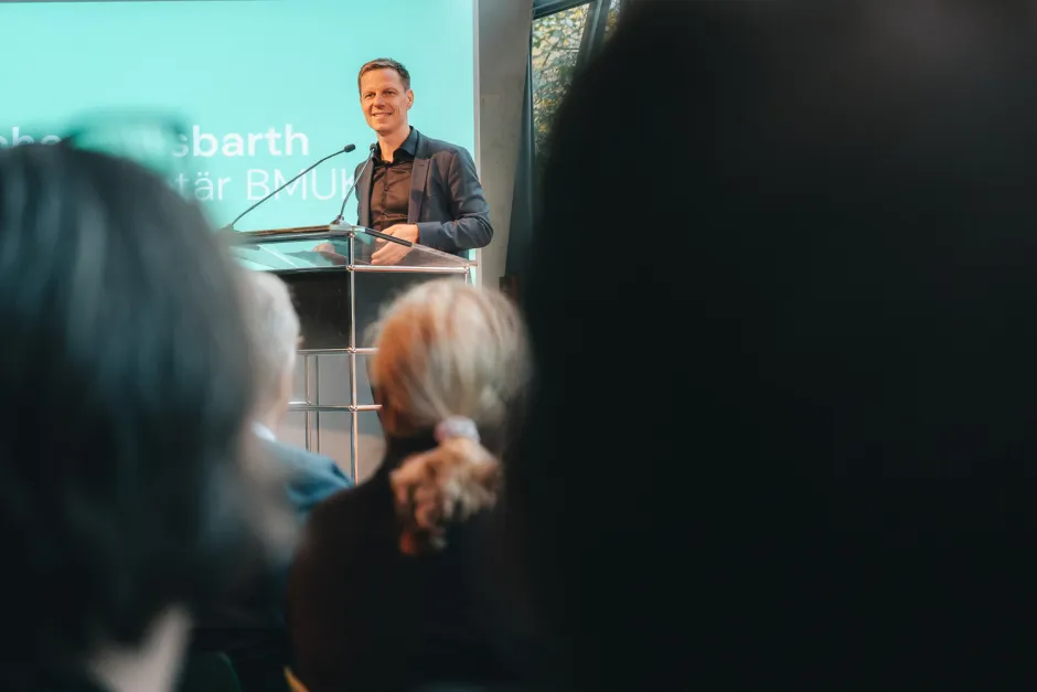 Kai Niebert kündigt den Impulsvortrag von Jochen Flasbarth an.